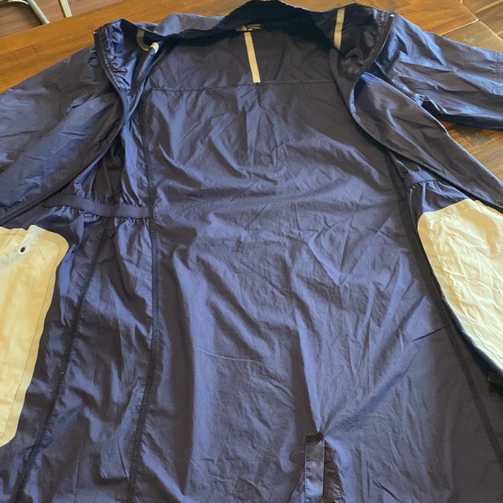 The North Face Windbreaker - Picture 8 of 8